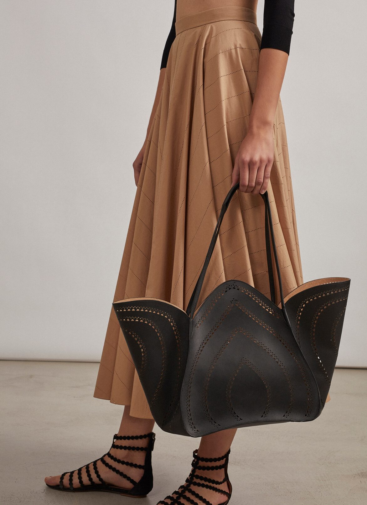 Lili 24 tote bag ALAÏA BLACK LILI 24 TOTE BAG